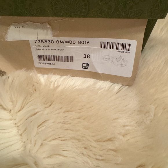 Authentic Gucci Gold interlocking shoes. Like new, worn once - Picture 4 of 6